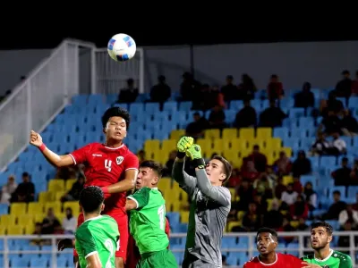 Pemain Timnas U20 Indonesia Kadek Arel duel dengan penjaga gawang Suriah laga kedua turnamen internasional U20 Challenge Series 2025 yang berakhir dengan skor 0-2 di Stadion Gelora Delta Sidoarjo, Senin (27/1/2025) malam. Kadek masuk skuad Timnas untuk SEA Games 2025.