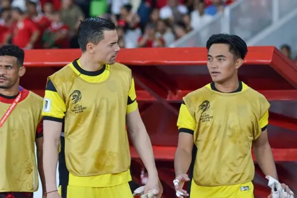 Penjaga gawang Timnas Indonesia yang dicadangkan pada laga melawan Bahrain yakni Emil Audero (kiri) dan Ernando Ari (kanan). Indonesia berhasil memetik kemenangan penting 1-0 pada pertandingan lanjutan ronde ketiga Kualifikasi Piala Dunia 2026 Zona Asia, Selasa (25/3/2025) di Stadion Utama Gelora Bung Karno, Senayan Jakarta.