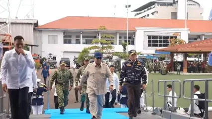 Presiden Prabowo Subianto mendatangi Komando Lintas Laut Militer (Kolinlamil) di Teluk Jakarta, Kamis (2/9/2025). Kedatangannya untuk menyaksikan secara langsung parade kapal perang atau sailing pass yang digelar TNI Angkatan Laut (AL) dalam rangka HUT ke-80 TNI.