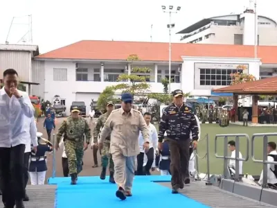Presiden Prabowo Subianto mendatangi Komando Lintas Laut Militer (Kolinlamil) di Teluk Jakarta, Kamis (2/9/2025). Kedatangannya untuk menyaksikan secara langsung parade kapal perang atau sailing pass yang digelar TNI Angkatan Laut (AL) dalam rangka HUT ke-80 TNI.
