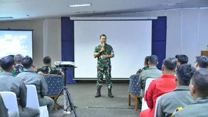 Kepala Staf Angkatan Udara (KSAU) Marsekal TNI M. Tonny Harjono saat memberikan arahan kepada penerbang TNI AU untuk demonstrasi udara saat HUT ke-80 TNI, Selasa (30/9/2025).