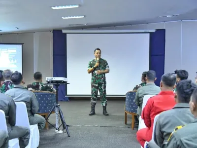Kepala Staf Angkatan Udara (KSAU) Marsekal TNI M. Tonny Harjono saat memberikan arahan kepada penerbang TNI AU untuk demonstrasi udara saat HUT ke-80 TNI, Selasa (30/9/2025).