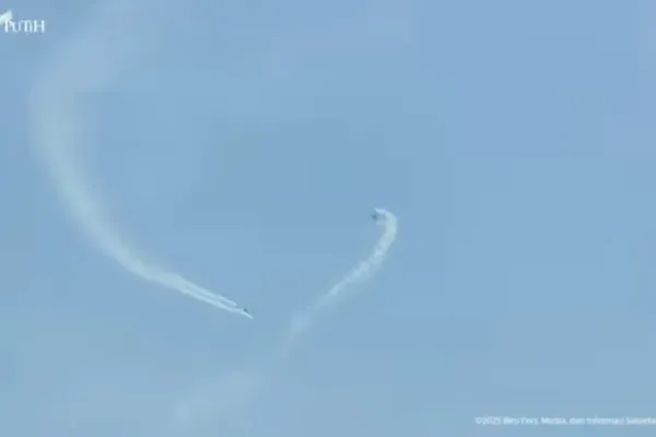 Pertempuran udara pesawat tempur F-16 Fighting Falcon dan T-50i Golden Eagle memeriahkan HUT ke-80 TNI, di Lapangan Silang Monas, Jakarta, Minggu (5/10/2025).