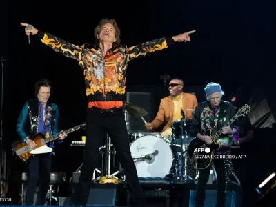 Band Rolling Stones, (dari kiri) gitaris Ron Wood, vokalis Mick Jagger, gitaris Keith Richards, dan drummer Steve Jordan menggelar konser dalam tur No Filter di Circuit of The Americas Super Stage di Austin, Texas, pada 20 November 2021. 