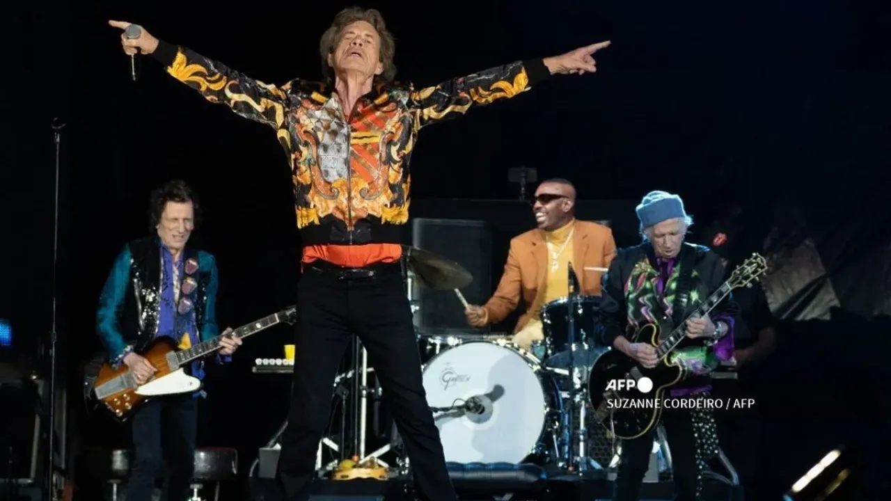 Band Rolling Stones, (dari kiri) gitaris Ron Wood, vokalis Mick Jagger, gitaris Keith Richards, dan drummer Steve Jordan menggelar konser dalam tur No Filter di Circuit of The Americas Super Stage di Austin, Texas, pada 20 November 2021. 