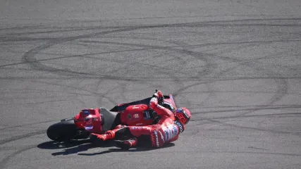 Pebalap Ducati Lenovo Marc Marquez terjatuh dalam sesi practice MotoGP Indonesia 2025 di tikungan 11 Sirkuit Internasional Pertamina Mandalika, Lombok Tengah, Nusa Tenggara Barat, Jumat (3/10/2025). Pembalap Aprilia, Marco Bezzecchi, menjadi yang tercepat dalam sesi tersebut dengan catatan waktu tercepat satu menit 29,240 detik, sementara pembalap BK8 Gresini Racing MotoGP Fermin Aldeguer berada di peringkat dua dengan cacatan waktu 0,408 detik lebih lambat dari Bezzecchi. ANTARAFOTO/Aditya Pradana Putra/YU


