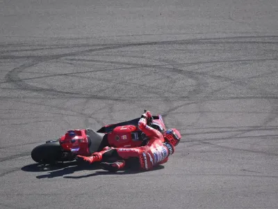 Pebalap Ducati Lenovo Marc Marquez terjatuh dalam sesi practice MotoGP Indonesia 2025 di tikungan 11 Sirkuit Internasional Pertamina Mandalika, Lombok Tengah, Nusa Tenggara Barat, Jumat (3/10/2025). Pembalap Aprilia, Marco Bezzecchi, menjadi yang tercepat dalam sesi tersebut dengan catatan waktu tercepat satu menit 29,240 detik, sementara pembalap BK8 Gresini Racing MotoGP Fermin Aldeguer berada di peringkat dua dengan cacatan waktu 0,408 detik lebih lambat dari Bezzecchi. ANTARAFOTO/Aditya Pradana Putra/YU


