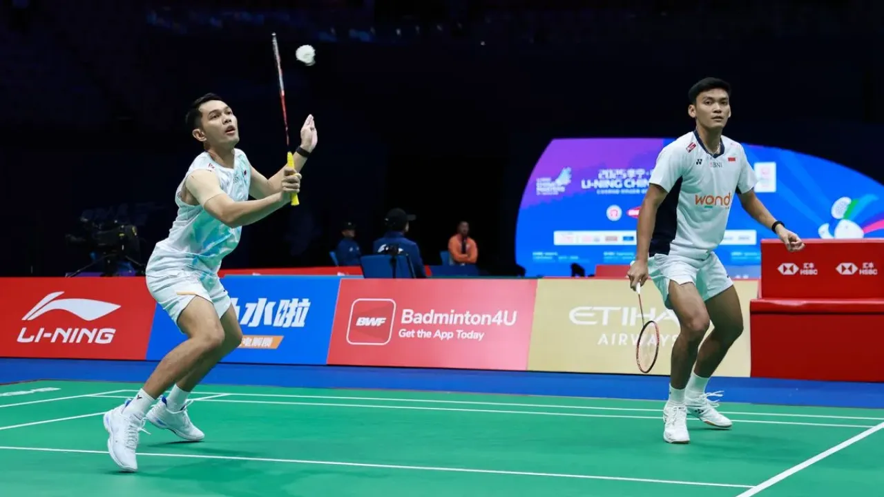 Aksi pebulu tangkis ganda putra Indonesia, Fajar Alfian/Muhammad Shohibul Fikri, kala turun dalam babak 32 besar China Masters 2025 di Shenzen Arena, Selasa (16/9/2025).