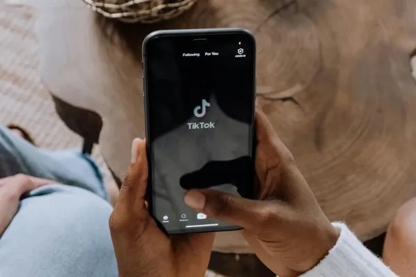 Fitur TikTok Live kini sudah dapat diakses. Fitur siaran langsung atau live di aplikasi TikTok sempat tidak dapat digunakan pada Sabtu (30/8/2025). Hilangnya akses ke fitur live ini terjadi bersamaan dengan berlangsungnya aksi demonstrasi di Jakarta dan sejumlah daerah lain.