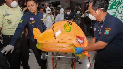 Petugas membawa jenazah korban runtuhnya bangunan mushala Pondok Pesantren (Ponpes) Al Khoziny untuk diidentifikasi di Rumah Sakit Bhayangkara H.S. Samsoeri Mertojoso, Surabaya, Jawa Timur, Jumat (3/10/2025). Pada Jumat (3/10) hingga sekitar pukul 18.00 WIB Polda Jawa Timur telah menerima delapan jenazah korban bangunan mushala Ponpes Al Khoziny di Buduran, Sidoarjo yang runtuh pada Senin (29/9) untuk dilakukan identifikasi. ANTARA FOTO/Didik Suhartono/sgd