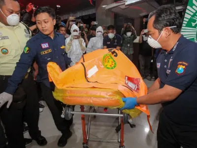 Petugas membawa jenazah korban runtuhnya bangunan mushala Pondok Pesantren (Ponpes) Al Khoziny untuk diidentifikasi di Rumah Sakit Bhayangkara H.S. Samsoeri Mertojoso, Surabaya, Jawa Timur, Jumat (3/10/2025). Pada Jumat (3/10) hingga sekitar pukul 18.00 WIB Polda Jawa Timur telah menerima delapan jenazah korban bangunan mushala Ponpes Al Khoziny di Buduran, Sidoarjo yang runtuh pada Senin (29/9) untuk dilakukan identifikasi. ANTARA FOTO/Didik Suhartono/sgd