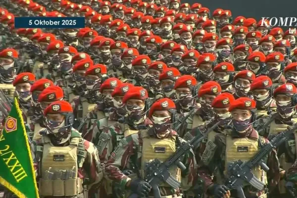 Upacara Hari Ulang Tahun (HUT) ke-80 TNI di mana Presiden Prabowo Subianto menjadi inspektur upacara di lapangan Monumen Nasional (Monas), Jakarta, Minggu (5/10/2025).