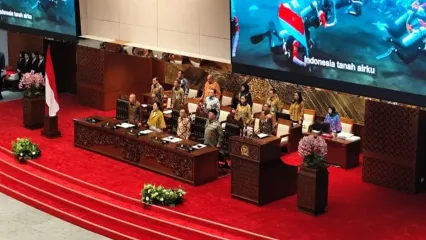 Ketua DPR RI Puan Maharani dan para wakilnya dalam rapat paripurna terkait Laporan Kinerja DPR RI Tahun Sidang 2024-2025 di Kompleks Parlemen, Jakarta, Kamis (2/10/2025).