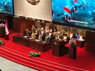 Ketua DPR RI Puan Maharani dan para wakilnya dalam rapat paripurna terkait Laporan Kinerja DPR RI Tahun Sidang 2024-2025 di Kompleks Parlemen, Jakarta, Kamis (2/10/2025).