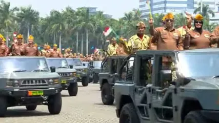 Legiun Veteran Republik Indonesia (LVRI) tampil dalam parade defile HUT ke-80 TNI menggunakan kendaraan taktis Maung di Lapangan Silang Monas, Jakarta, Minggu (5/10/2025).