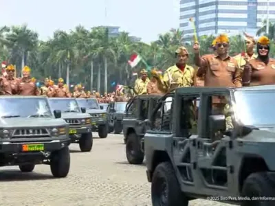 Legiun Veteran Republik Indonesia (LVRI) tampil dalam parade defile HUT ke-80 TNI menggunakan kendaraan taktis Maung di Lapangan Silang Monas, Jakarta, Minggu (5/10/2025).