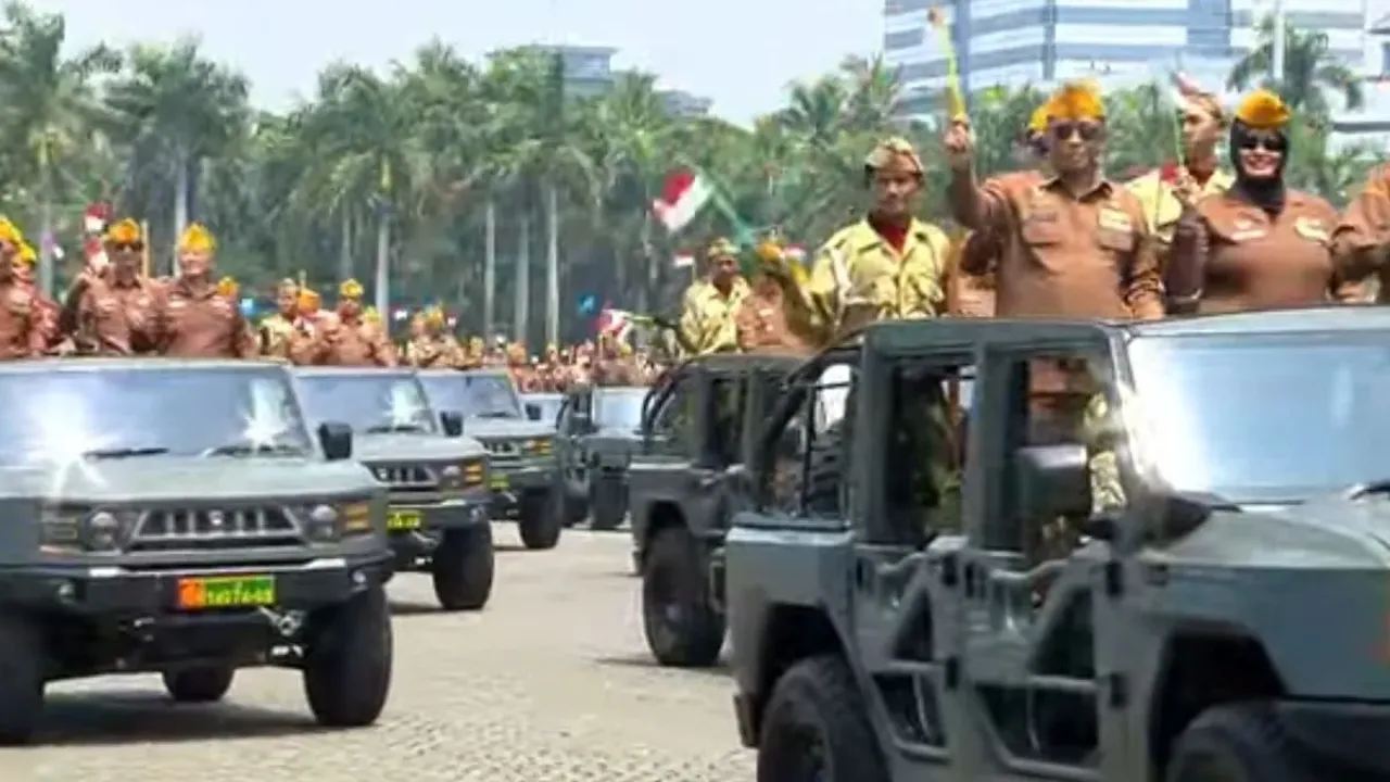 Legiun Veteran Republik Indonesia (LVRI) tampil dalam parade defile HUT ke-80 TNI menggunakan kendaraan taktis Maung di Lapangan Silang Monas, Jakarta, Minggu (5/10/2025).