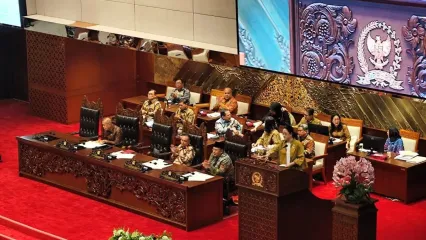 Ketua DPR RI Puan Maharani dan para wakilnya dalam rapat paripurna terkait Laporan Kinerja DPR RI Tahun Sidang 2024-2025 di Kompleks Parlemen, Jakarta, Kamis (2/10/2025).