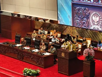 Ketua DPR RI Puan Maharani dan para wakilnya dalam rapat paripurna terkait Laporan Kinerja DPR RI Tahun Sidang 2024-2025 di Kompleks Parlemen, Jakarta, Kamis (2/10/2025).