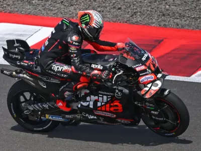 Pebalap Aprilia Racing Marco Bezzecchi memacu kecepatan sepeda motornya dalam sesi kualifikasi Q2 MotoGP Indonesia 2025 di Sirkuit Internasional Pertamina Mandalika, Lombok Tengah, Nusa Tenggara Barat, Sabtu (4/10/2025). Marco Bezzecchi meraih pole position atau posisi pertama dalam posisi star MotoGP Mandalika 2025 setelah menjadi yang tercepat dalam sesi kualifikasi Q2 dengan catatan waktu terbaiknya 1 menit 28,832 detik. ANTARA FOTO/Aditya Pradana Putra/tom.


