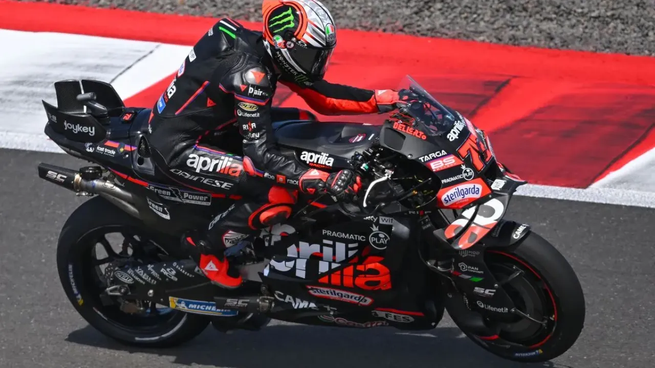Pebalap Aprilia Racing Marco Bezzecchi memacu kecepatan sepeda motornya dalam sesi kualifikasi Q2 MotoGP Indonesia 2025 di Sirkuit Internasional Pertamina Mandalika, Lombok Tengah, Nusa Tenggara Barat, Sabtu (4/10/2025). Marco Bezzecchi meraih pole position atau posisi pertama dalam posisi star MotoGP Mandalika 2025 setelah menjadi yang tercepat dalam sesi kualifikasi Q2 dengan catatan waktu terbaiknya 1 menit 28,832 detik. ANTARA FOTO/Aditya Pradana Putra/tom.



