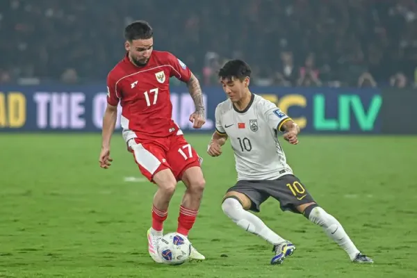 Bek kiri andalan Timnas Indonesia Calvin Verdonk saat melakukan head to head dengan pemain China Wei Shihao pada pertandingan ke-9 ronde ketiga Kualifikasi Piala Dunia 2026 Zona Asia, Kamis (5/6/2025) di Stadion Utama Gelora Bung Karno, Senayan, Jakarta. 