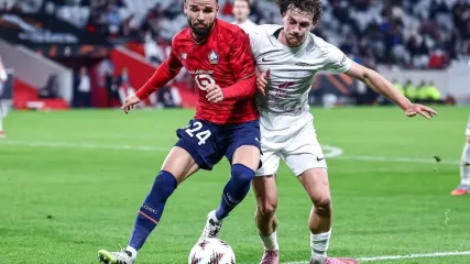 Bek Lille asal Indonesia #24 Calvin Verdonk (kiri) berebut bola dengan bek Brann Bergen asal Belgia #21 Denzel De Roeve dalam pertandingan sepak bola putaran pertama Liga Europa UEFA antara LOSC Lille dan SK Brann di Stade Pierre-Mauroy di Villeneuve-d'Ascq, Prancis utara, pada 25 September 2025. (Foto oleh Sameer Al-DOUMY / AFP)