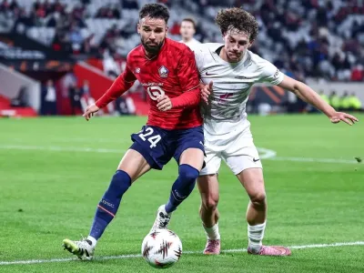 Bek Lille asal Indonesia #24 Calvin Verdonk (kiri) berebut bola dengan bek Brann Bergen asal Belgia #21 Denzel De Roeve dalam pertandingan sepak bola putaran pertama Liga Europa UEFA antara LOSC Lille dan SK Brann di Stade Pierre-Mauroy di Villeneuve-d'Ascq, Prancis utara, pada 25 September 2025. (Foto oleh Sameer Al-DOUMY / AFP)