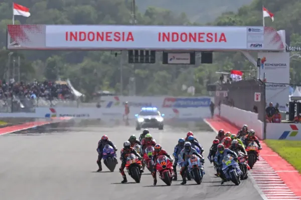 Para pebalap memacu sepeda motor mereka saat memulai sesi Sprint Race MotoGP Indonesia 2025 di Sirkuit Internasional Pertamina Mandalika, Lombok Tengah, Nusa Tenggara Barat, Sabtu (4/10/2025). Pebalap Aprilia Racing Marco Bezzecchi menjuarai sesi tersebut dengan finis tercepat pertama dengan total waktu 19 menit 37,047 detik disusul pembalap BK8 Gresini Racing MotoGP Fermin Aldeguer di posisi kedua dan (kiri) dan pembalap Trackhouse MotoGP Team Raul Fernandez di posisi ketiga. ANTARAFOTO/Aditya Pradana Putra/nz


