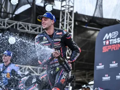 Pebalap Aprilia Racing Marco Bezzecchi (kanan) berselebrasi usai memenangi sesi Sprint Race MotoGP Indonesia 2025 di Sirkuit Internasional Pertamina Mandalika, Lombok Tengah, Nusa Tenggara Barat, Sabtu (4/10/2025). Marco Bezzecchi menjadi pemenang sesi tersebut dengan finis tercepat pertama dengan total waktu 19 menit 37,047 detik disusul Fermin Aldeguer di posisi kedua dan Raul Fernandez di posisi ketiga. 
ANTARA FOTO/Ahmad Subaidi/nz
