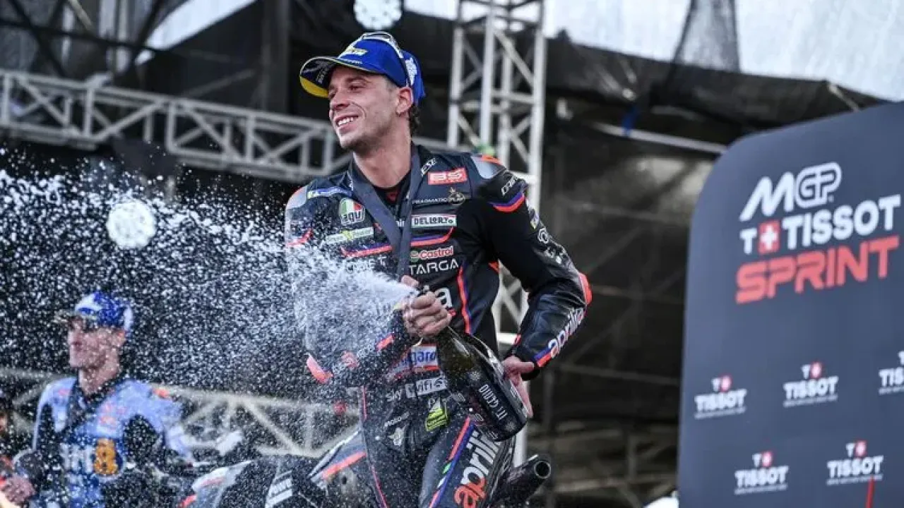 Pebalap Aprilia Racing Marco Bezzecchi (kanan) berselebrasi usai memenangi sesi Sprint Race MotoGP Indonesia 2025 di Sirkuit Internasional Pertamina Mandalika, Lombok Tengah, Nusa Tenggara Barat, Sabtu (4/10/2025). Marco Bezzecchi menjadi pemenang sesi tersebut dengan finis tercepat pertama dengan total waktu 19 menit 37,047 detik disusul Fermin Aldeguer di posisi kedua dan Raul Fernandez di posisi ketiga. 
ANTARA FOTO/Ahmad Subaidi/nz
