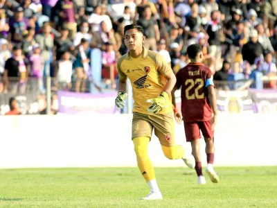 Penjaga gawang PSM Makassar M Reza Arya saat laga pekan ke-23 Liga 1 2023-2024 melawan Persik Kediri yang berakhir dengan skor 1-1 di Stadion Brawijaya Kediri, Jawa Timur, Senin (18/12/2023) sore.
