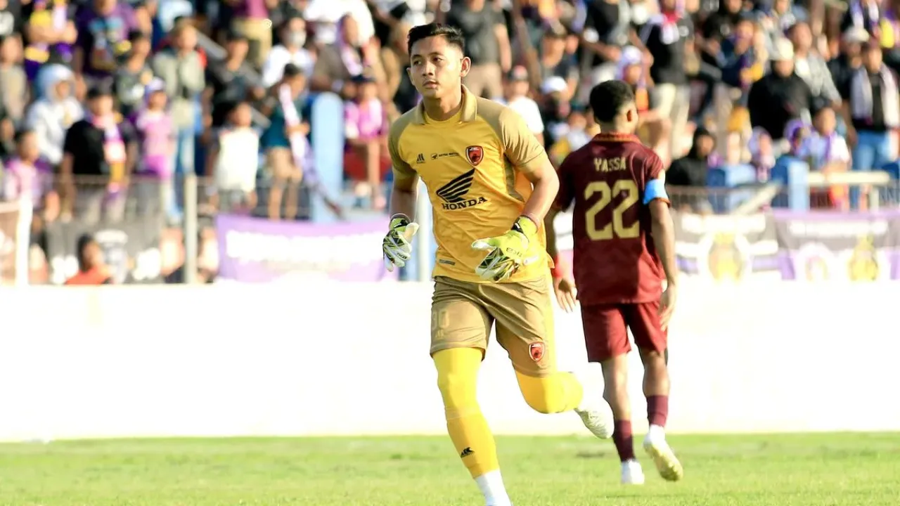 Penjaga gawang PSM Makassar M Reza Arya saat laga pekan ke-23 Liga 1 2023-2024 melawan Persik Kediri yang berakhir dengan skor 1-1 di Stadion Brawijaya Kediri, Jawa Timur, Senin (18/12/2023) sore.