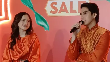Pasangan kekasih artis Syifa Hadju dan El Rumi saat menjadi pembicara di acara sebuah market place menjelang Ramadan di daerah Kwitang, Jakarta Pusat, Rabu (26/2/2025).