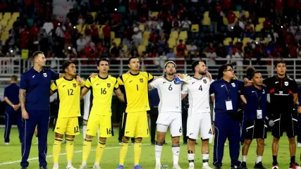Penjaga gawang timnas Indonesia Ernando Ari Sutaryadi, Nadeo Argawinata dan Emil Audero (kuning) usai laga FIFA Matchday yang berakhir dengan skor 0-0 di Stadion Gelora Bung Tomo Surabaya, Jawa Timur, Senin (8/9/2025) malam.