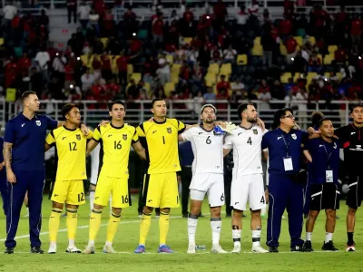 Penjaga gawang timnas Indonesia Ernando Ari Sutaryadi, Nadeo Argawinata dan Emil Audero (kuning) usai laga FIFA Matchday yang berakhir dengan skor 0-0 di Stadion Gelora Bung Tomo Surabaya, Jawa Timur, Senin (8/9/2025) malam.