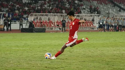 Pemain timnas U23 Indonesia Kakang Rudianto melakukan tendangan adu pinalti ke gawang timnas Thailand dalam ajang semifinal ASEAN U23 Championship atau Piala AFF U23 2025, Jumat (25/7/2025).