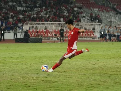 Pemain timnas U23 Indonesia Kakang Rudianto melakukan tendangan adu pinalti ke gawang timnas Thailand dalam ajang semifinal ASEAN U23 Championship atau Piala AFF U23 2025, Jumat (25/7/2025).