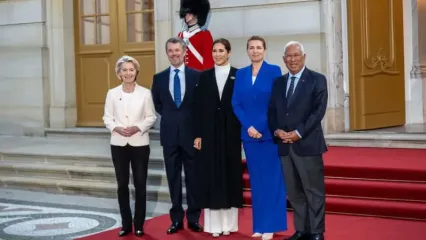 (L-R) President of the European Commission Ursula von der Leyen, King Frederik X and Queen Mary of Denmark, Danish Prime Minister Mette Frederiksen and President of the European Council Antonio Costa stand in front of dinner at Amalienborg Palace during the informal meeting of EU heads of state and government, ahead of the European Political Community summit. Michael Kappeler/dpa