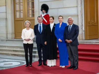 (L-R) President of the European Commission Ursula von der Leyen, King Frederik X and Queen Mary of Denmark, Danish Prime Minister Mette Frederiksen and President of the European Council Antonio Costa stand in front of dinner at Amalienborg Palace during the informal meeting of EU heads of state and government, ahead of the European Political Community summit. Michael Kappeler/dpa