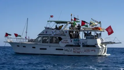 Salah satu kapal anggota rombongan Global Sumud Flotilla saat berlayar menuju Gaza, difoto di Pulau Koufonisi, selatan Pulau Kreta, Yunani, 26 September 2025.