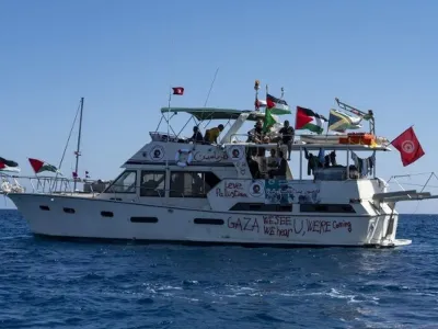 Salah satu kapal anggota rombongan Global Sumud Flotilla saat berlayar menuju Gaza, difoto di Pulau Koufonisi, selatan Pulau Kreta, Yunani, 26 September 2025.