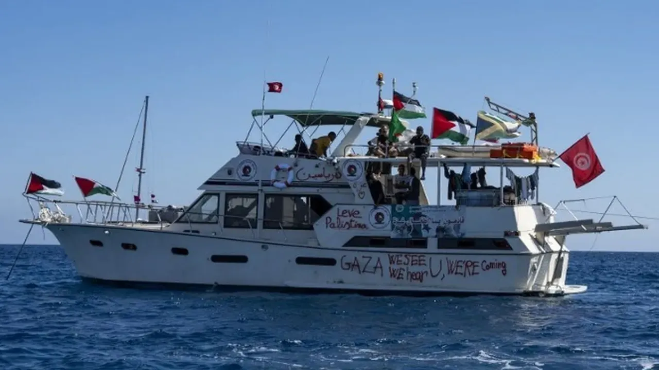 Salah satu kapal anggota rombongan Global Sumud Flotilla saat berlayar menuju Gaza, difoto di Pulau Koufonisi, selatan Pulau Kreta, Yunani, 26 September 2025.