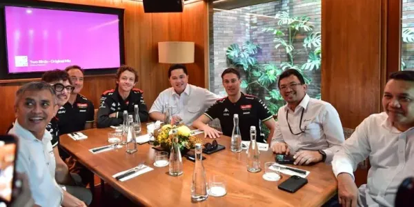 Menteri Pemuda dan Olahraga Republik Indonesia, Erick Thohir (kanan) melakukan santap siang bersama legenda MotoGP Valentino Rossi, bertemu di Senayan, Jakarta, pada Selasa (30/9/2025) beberapa hari jelang MotoGP Mandalika.