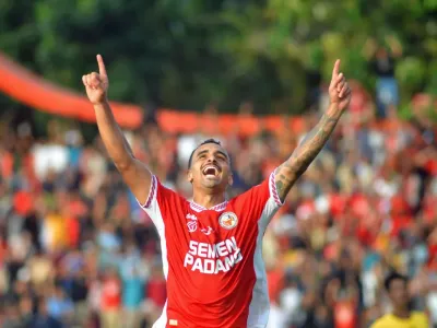 Pesepak bola Semen Padang FC Bruno Gomes melakukan selebrasi usai mencetak gol ke gawang Dewa United pada pertandingan BRI Super League di Stadion H Agus Salim Padang, Sumatera Barat, Jumat (15/8/2025). Tim Kabau Sirah mengalahkan tamunya Dewa United dengan skor 2-0. ANTARA FOTO/Iggoy el Fitra/foc.