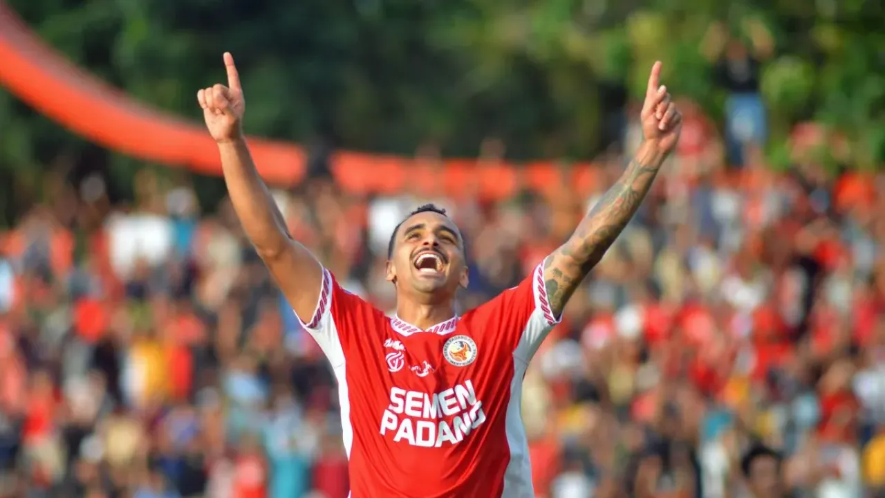 Pesepak bola Semen Padang FC Bruno Gomes melakukan selebrasi usai mencetak gol ke gawang Dewa United pada pertandingan BRI Super League di Stadion H Agus Salim Padang, Sumatera Barat, Jumat (15/8/2025). Tim Kabau Sirah mengalahkan tamunya Dewa United dengan skor 2-0. ANTARA FOTO/Iggoy el Fitra/foc.