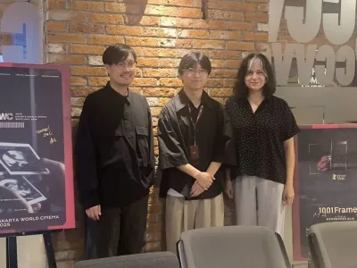 3 Sutdara internasional, Nawapol Thamrongrattanarit (kiri), JingYi (tengah) dan Mehrnoush Alia (kanan) dalam acara With Festival Guest and Media yang digelar di Grand Indonesia, Jakarta Pusat, baru-baru ini.