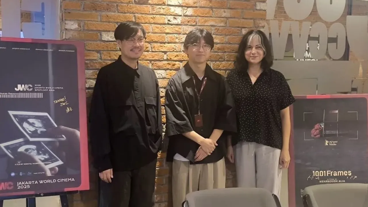 3 Sutdara internasional, Nawapol Thamrongrattanarit (kiri), JingYi (tengah) dan Mehrnoush Alia (kanan) dalam acara With Festival Guest and Media yang digelar di Grand Indonesia, Jakarta Pusat, baru-baru ini.