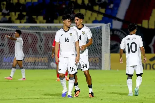 Pemain Timnas U23 Indonesia Hokky Caraka dan Rafael Struick berdiskusi saat laga grup J Kualifikasi Piala Asia U23 2026 melawan Laos yang berakhir dengan skor 0-0 di Stadion Gelora Delta Sidoarjo, Jawa Timur, Rabu (3/9/2025) malam.
