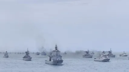 KRI Brawijaya-320 (paling depan) memimpin parade kapal TNI AL yang turut disaksikan Presiden Prabowo Subianto di Teluk Jakarta, Kamis (2/10/2025) dalam rangka HUT ke-80 TNI.